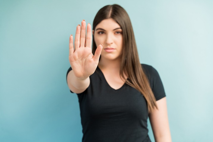 Femme qui fait stop avec la main