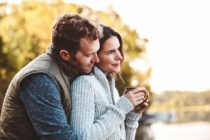 couple enlacé devant un arbre
