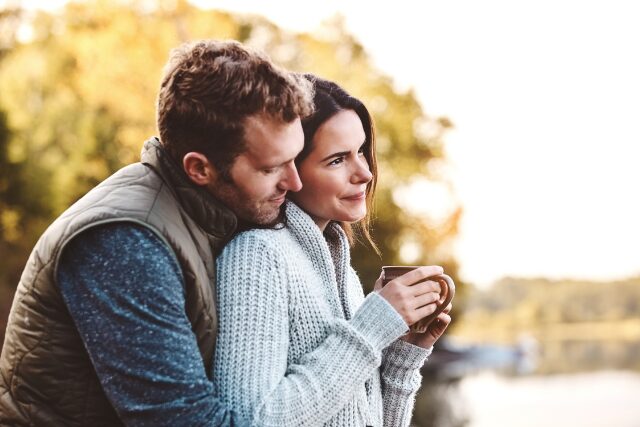 couple enlacé devant un arbre